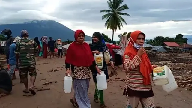 Warga desa waiburak, pulang dengan kesewa karena tidak mendapat minyak tana. (Liputan6.com/Dionisius Wilibardus)