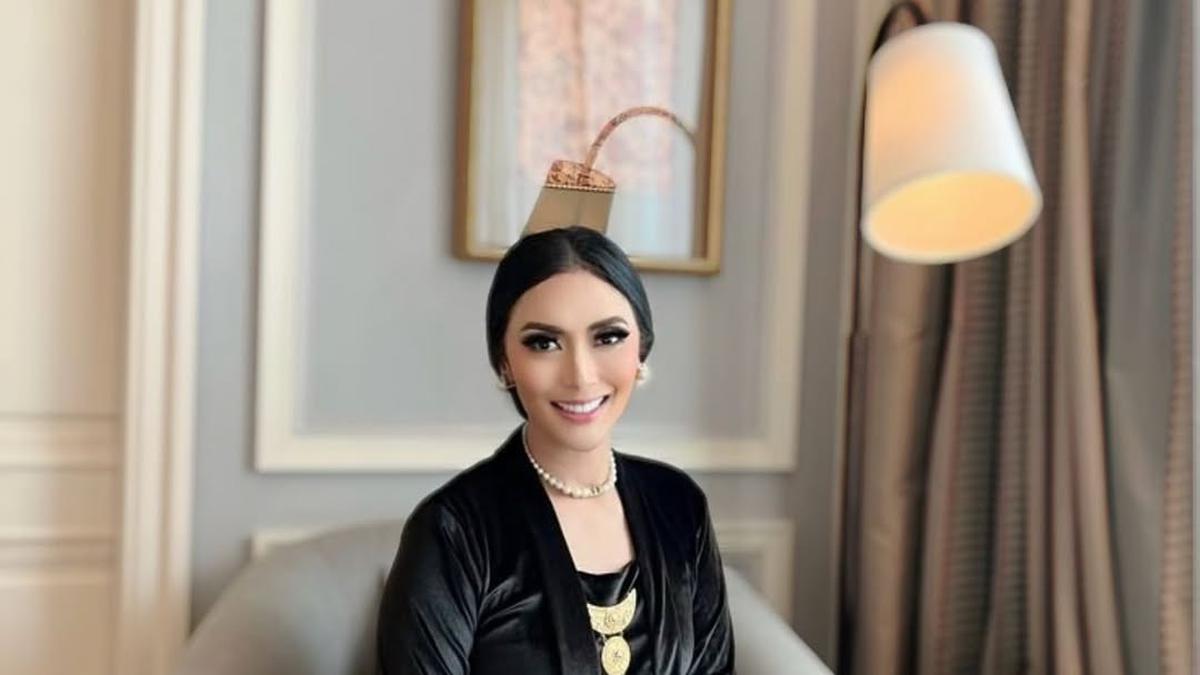 Gaya Tina Astari, Istri Menteri UMKM yang Anggun Berbalut Kebaya dan Wastra