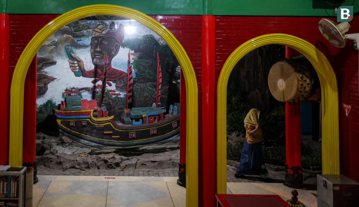 <p>Seorang jemaah wanita berjalan keluar dari Masjid Cheng Ho, Genteng, Surabaya setelah melakukan ibadah salat magrib pada Selasa (14/11/2023). (Bola.com/Bagaskara Lazuardi)</p>