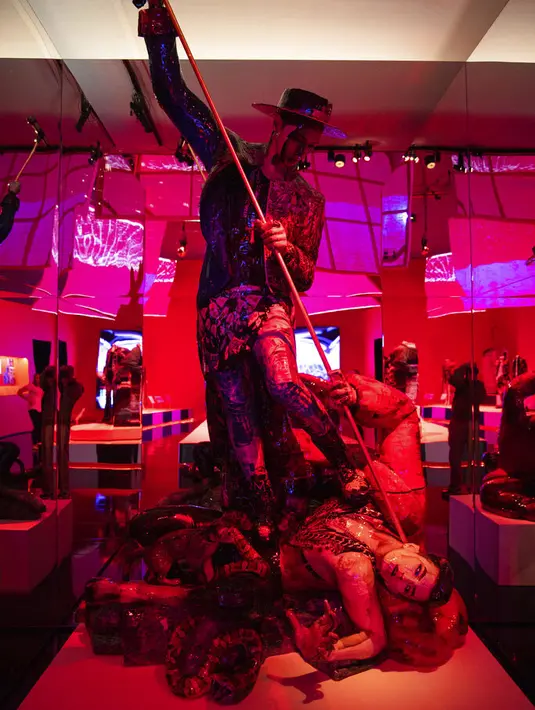 G-Dragon, juga ditampilkan di pameran Hallyu! The Korean Wave di Museum Victoria and Albert London. Patung bertajuk  "Untitled G-Dragon, A Space of No Name" ini dibuat oleh seniman Gwon Osang. (Foto: Vianney Le Caer/Invision/AP))