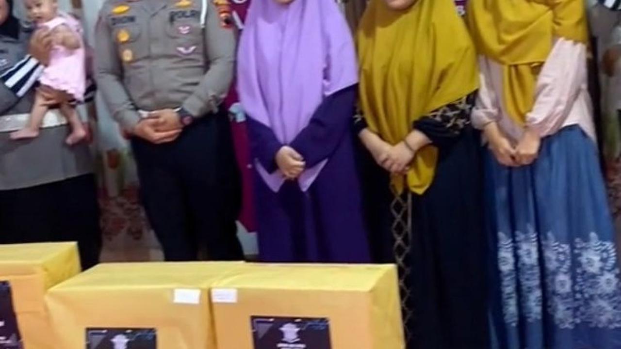 Viral momen polwan kunjungi panti asuhan balita di Semarang, penuh haru.