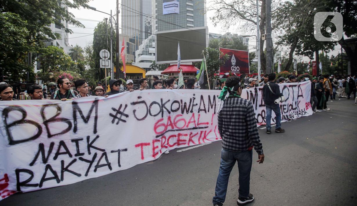 Sejumlah massa yang tergabung dalam Himpunan Mahasiswa Islam (HMI) membentangkan spanduk besar bertuliskan tuntutan saat menggelar aksi di depan Patung Kuda, Jakarta, Senin (29/8/2022). Mereka menolak rencana pemerintah untuk menaikkan harga BBM bersubsidi karena akan mengorbankan kondisi ekonomi rakyat, terutama masyarakat kelas menengah ke bawah dan pelaku Usaha Mikro Kecil Menengah (UMKM), yang belum sepenuhnya pulih akibat terpaan pandemi COVID-19. (Liputan6.com/Faizal Fanani)