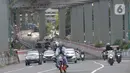 Pekerja menyelesaikan proyek kontruksi halte Light Rail Transit (LRT) di Jakarta, Selasa (8/12/2020).  Lintasan LRT yang memiliki total panjang 44 km dengan double trek dari 17 stasiun semua halte di Kuningan akan disatukan dengan stasiun LRT. (merdeka.com/Imam Buhori)