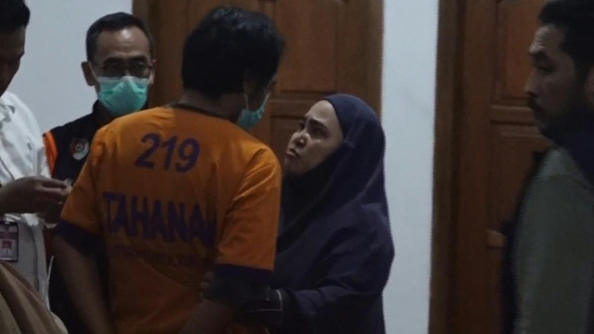Dwi Bagus Martono usai pra rekonstruksi pembunuhan istri siri dan anak tiri di Madiun. (merdeka.com/Erwin Yohanes).
