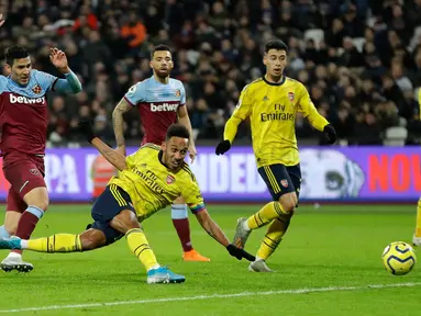 Pemain Arsenal Pierre-Emerick Aubameyang (kedua kiri) mencetak gol ke gawang West Ham United saat bertanding pada laga Liga Inggris di London Stadium, London, Inggris, Senin (9/12/2019). Arsenal menang 3-1. (AP Photo/Kirsty Wigglesworth)