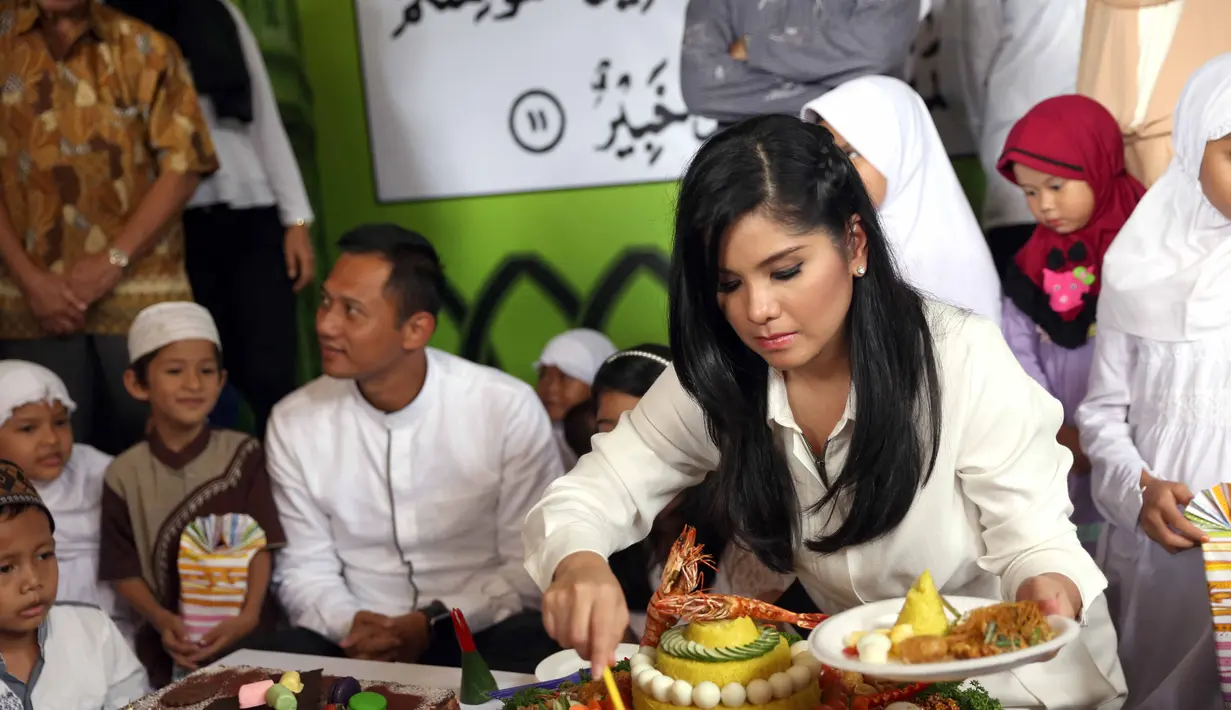 Istri dari calon Gubernur DKI Jakarta, Agus Harimurti Yudhoyono, menggelar perayaan khusus di hari ulang tahunnya ke-35. Ia mengakui acara tersebut merupakan acara syukuran di hari ulang tahunnya. (Nurwahyunan/Bintang.com)