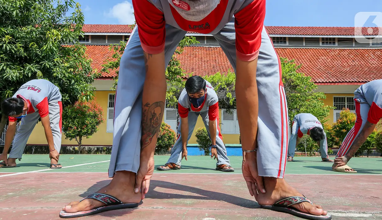 Anak binaan melakukan peregangan otot atau stretching di lapangan Lembaga Pembinaan Khusus Anak (LPKA) Klas 1 Tangerang, Banten, Sabtu (30/5/2020). Stretching yang diikuti 56 anak binaan setiap pagi dapat meningkatkan sistem kekebalan tubuh selama masa pandemi Covid-19. (Liputan6.com/Fery Pradolo)