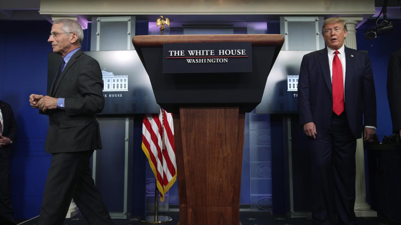 Presiden AS Donald Trump dan Direktur Institut Nasional Alergi dan Penyakit Menular  Anthony Fauci selama pengarahan harian Gugus Tugas Koronavirus Gedung Putih di Ruang Sidang James Brady di Gedung Putih, 13 April 2020 di Washington, DC.