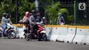 Warga berada di depan pagar Monumen Nasional (Monas), Jakarta, Sabtu (15/5/2021). Warga kecewa lantaran tempat wisata tersebut ditutup, padahal mereka datang untuk menikmati libur Idul Fitri 1442 Hijriah. (merdeka.com/Imam Buhori)