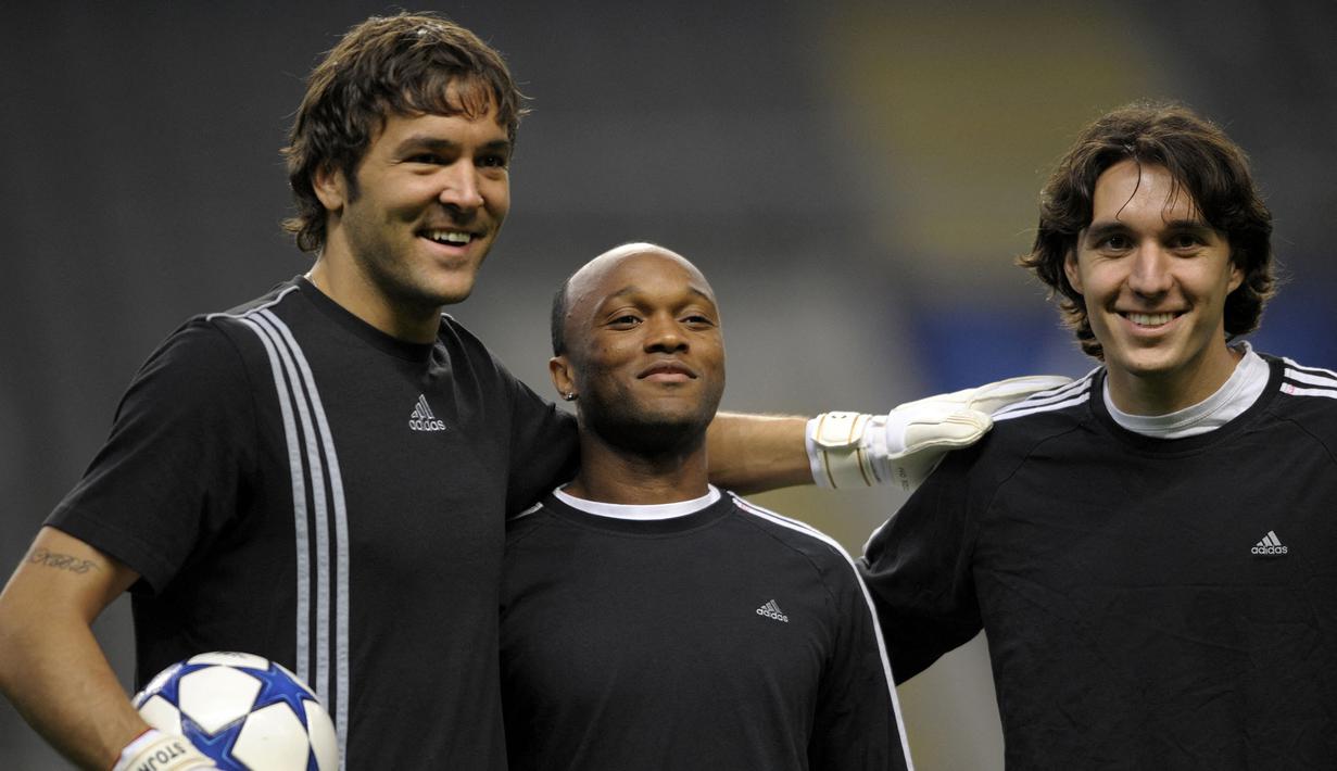 Vladimir Stojkovic (kiri) yang kini membela Al Fayha FC setelah meninggalkan FK Partizan Belgrade pada awal musim 2023/2024 sebelumnya pernah tampil di Liga Champions bersama dua klub, yaitu Sporting Lisbon dan FK Partizan Belgrade. Bersama Sporting Lisbon ia melakukannya pada musim 2007/2008, sementara bersama FK Partizan Belgrade ia melakukannya pada musim 2010/2011. Bersama keduanya ia total tampil dalam 8 laga di Liga Champions dengan torehan tanpa satu pun clean sheet dan kebobolan 15 gol. (AFP/Miguel Riopa)