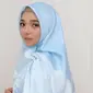 Tak perlu waktu lama, hijab syari nan modis sudah bisa dikenakan. (dok. HijabLyfe/Dinny Mutiah)