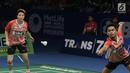 Ganda Campuran Indonesia, Tontowi Ahmad/Liliyana Natsir menahan kok dari Zheng Siwei/Chen Qingchen asal China dalam final BCA Indonesia Open 2017 di Jakarta, Minggu (18/6). Tontowi/Liliyana menang 22-20 21-15. (Liputan6.com/Faizal Fanani)