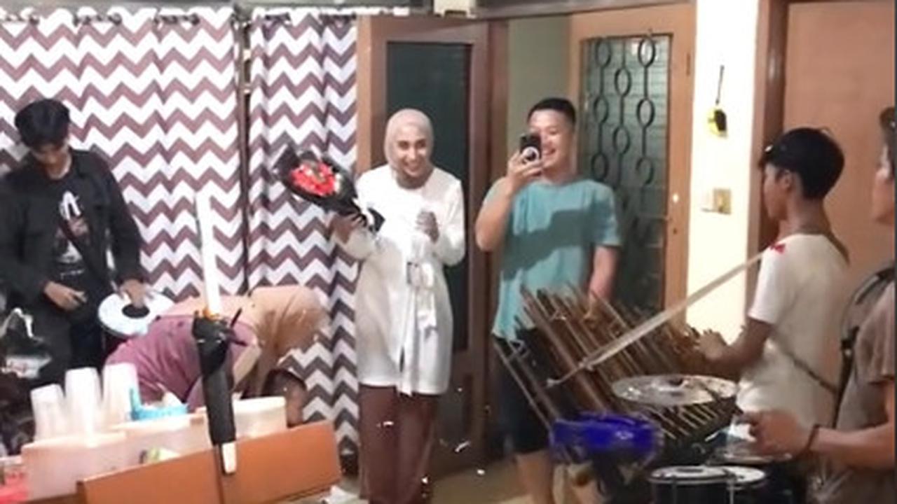 Ada Jajanan Kaki Lima hingga Musik Heboh, Momen Wanita yang Dapati Kejutan Ultah Ini Curi Perhatian