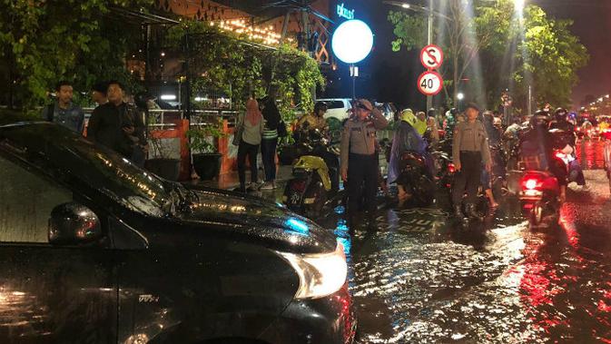 Banjir terjadi di sejumlah wilayah di Surabaya, Jawa Timur pada Jumat, 31 Januari 2020. (Foto: Liputan6.com/Dian Kurniawan)