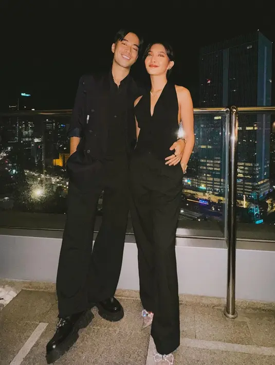 Keduanya terlihat kompak dalam balutan serba hitam saat anniversary pernikahan kedua