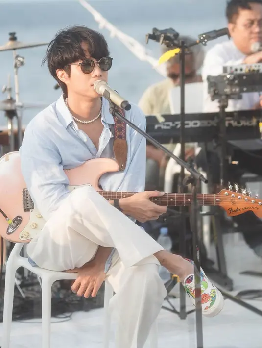 Tampilan kasual lainnya dari Dikta di atas panggung. Dikta mengenakan kemeja biru muda, dipadu dengan celana berwarna putih gading. Ia menambahkan sentuhan aksesori yang tak berlebihan, yaitu kalung mutiara dan sunglasses. Foto: Instagram.