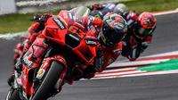 Pembalap Ducati, Francesco Bagnaia, menjadi juara pada balapan MotoGP San Marino yang digelar di Sirkuit Marco Simoncelli, Minggu (19/9/2021) (AFP/Andreas Solaro)