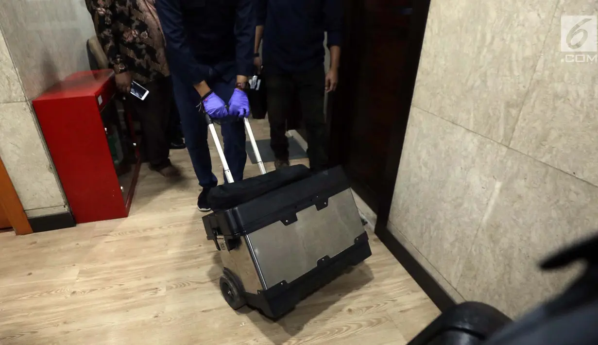 Tim Puslabfor usai melakukan olah TKP peluru nyasar di Lantai 13 dan 16 Gedung Nusantara I, Gedung DPR, Jakarta, Senin (15/10). Proyektil anak peluru nyasar mengenai ruangan Fraksi Gerindra dan Fraksi Hanura Gedung DPR. (Liputan6.com/Johan Tallo)