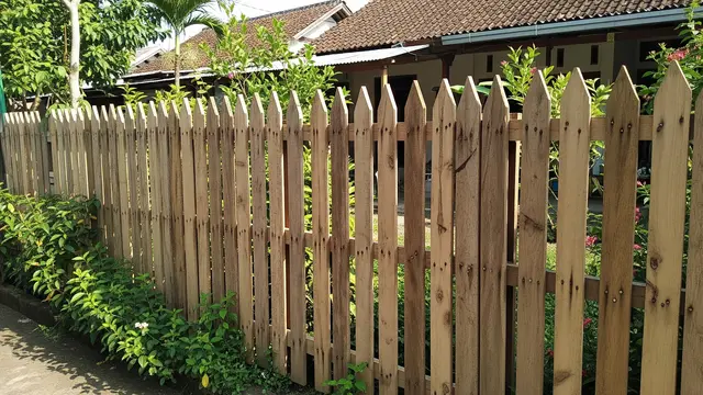 9 Model Pagar Rumah dari Palet Kayu Bekas untuk Rumah Kampung yang Hemat Biaya