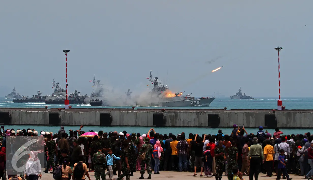 Warga menyaksikan gladi bersih di Dermaga Indah Kiat, Cilegon (3/10/2015). Tema peringatan HUT ke-70 TNI "Bersama Rakyat TNI Kuat, Hebat, Profesional, Siap Mewujudkan Indonesia yang Berdaulat, Mandiiri dan Berkepribadian." (Liputan6.com/Immanuel Antonius)