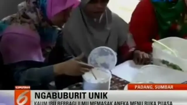 Kaum ibu ini membuat menu alternatif untuk berbuka, yaitu es kopyor cake.