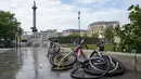 Dua sepeda sewaan dirusak di Trafalgar Square, London, setelah Italia mengalahkan Inggris dalam perebutan gelar juara EURO 2020, pada Senin (12/7/2021). Usai pertandingan, jalan-jalan di London juga dipenuhi sampah. (AP Photo/Alberto Pezzali)