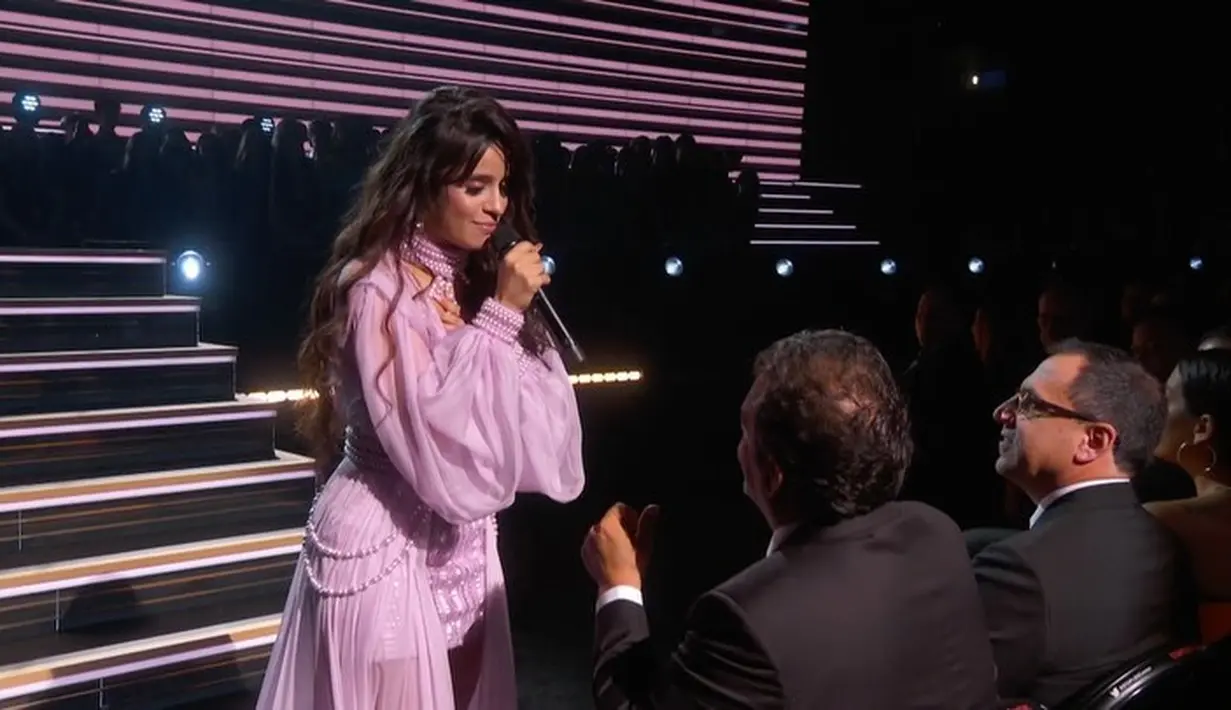 Camila Cabello sukses membuat suasana Grammy Awards ke-62 menjadi syahdu. Tampil anggun dengan gaun pinknya, ia mempersembahkan lagunya yang berjudul ‘First Man’ untuk laki-laki yang paling dicintainya, yakni sang ayah, Alejandro. (Instagram/camila_cabello)