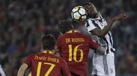 Gelandang Juventus, Blaise Matuidi, duel udara dengan gelandang AS Roma, Daniele De Rossi, pada laga Serie A di Stadion Olimpico, Senin (14/5/2018). AS Roma imbangi Juventus dengan skor 0-0. (AP/Gregorio Borgia)