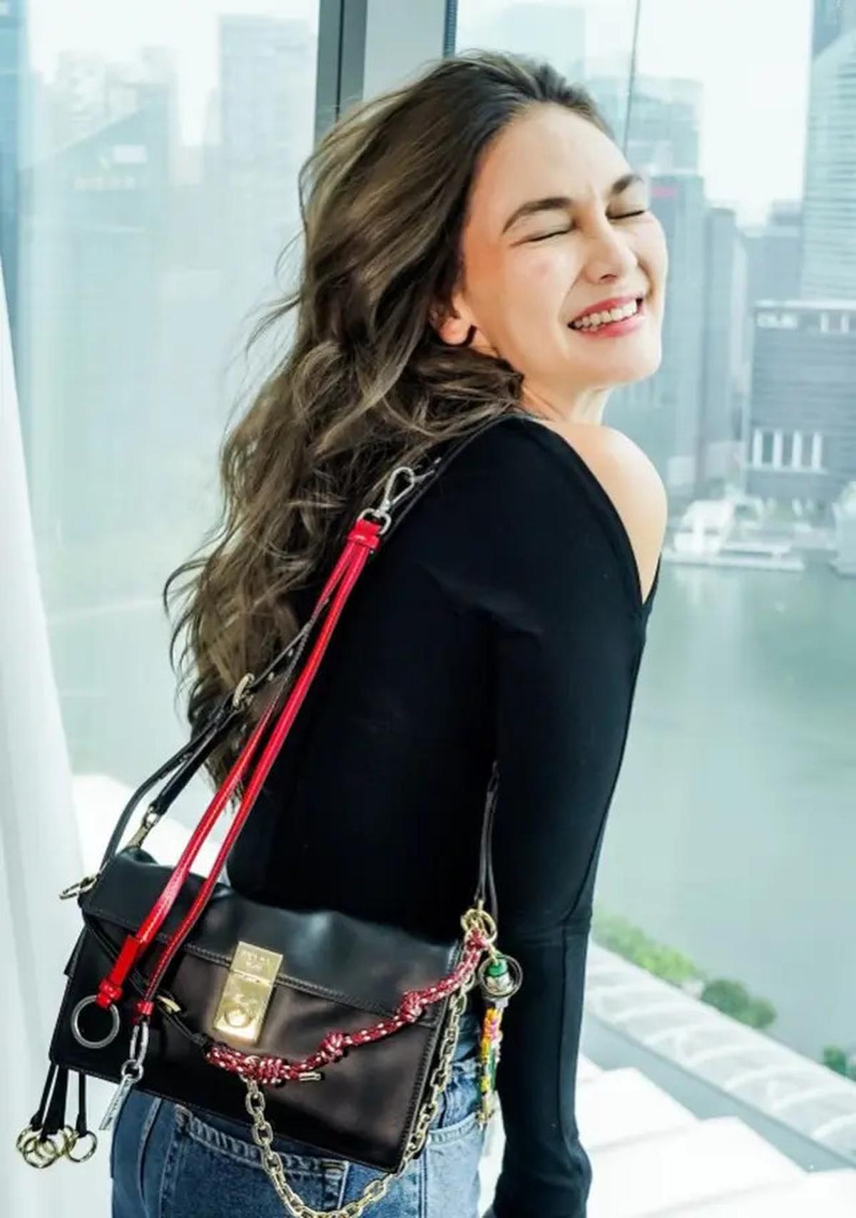 6 Model Rambut Panjang Bergelombang ala Luna Maya, Simpel Tapi Classy
