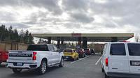 Mobil berbaris untuk mengisi bensin di Toko Costco, Lacey, Washington, Amerika Serikat, 7 Maret 2022. Harga bensin AS menembus USD 4 per galon atau naik ke level tertinggi sejak Juli 2008 imbas sanksi global atas Rusia karena menyerang Ukraina. (AP Photo/Ted S. Warren)