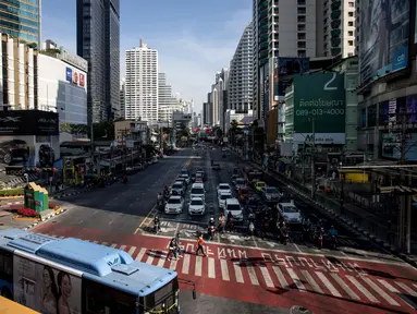 Suasana arus lalu lintas di persimpangan di Bangkok, Thailand pada Senin (4/1/2021). Pejabat kesehatan di Thailand pada Senin mencatat 745 kasus virus corona baru, rekor tertinggi harian di negara itu sejak pandemi COVID-19 melanda Negeri Gajah Putih pada Februari 2020. (Jack TAYLOR / AFP)