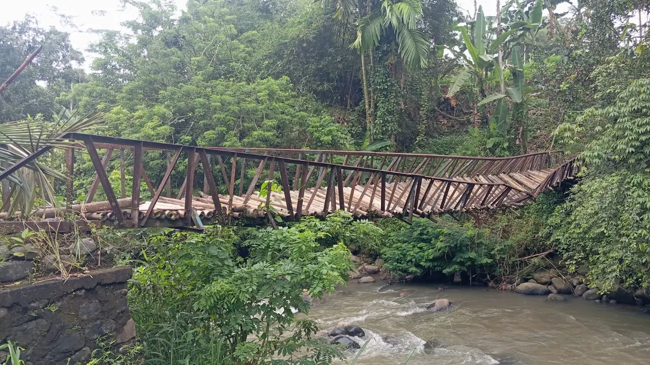 Bencana tanah longsor melanda wilayah Kecamatan Gunungguruh, Kabupaten Sukabumi, pada Senin (19/1/2026).