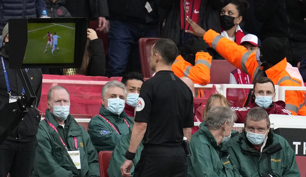 Wasit Stuart Attwell sempat memeriksa VAR atas insiden tersebut. (AP/Matt Dunham)