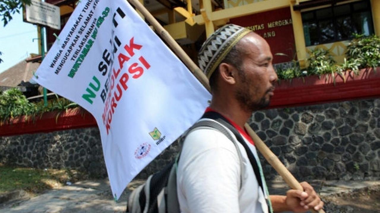 Suarakan antikorupsi, simpatisan NU ini jalan kaki Malang-Jombang