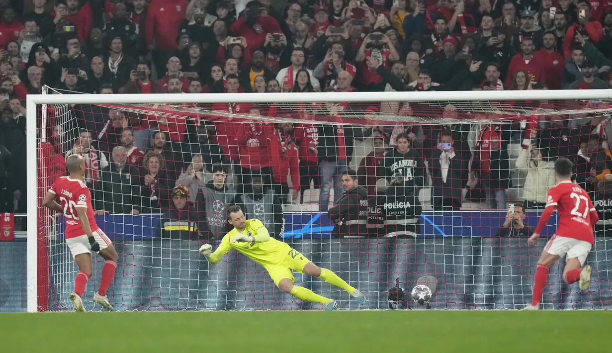 Gelandang Benfica, Joao Mario mencetak gol dari titik penalti ke gawang Club Brugge selama pertandingan babak 16 besar Liga Champions di stadion Luz di Lisbon, Portugal, Rabu (8/3/2023). Benfica menang telak atas Club Brugge 5-1 dengan agregat 7-1 sekaligus memastikan mereka lolos ke perempatfinal Liga Champions. (AP Photo/Armando Franca)