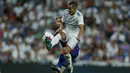 Duel pemain Real Madrid, Lucas Vazquez dengan pemain Barcelona Jordi Alba pada leg kedua Piala Super Spanyol di Santiago Bernabeu stadium (16/8/2017). Real menang 2-0. (AP/Francisco Seco)