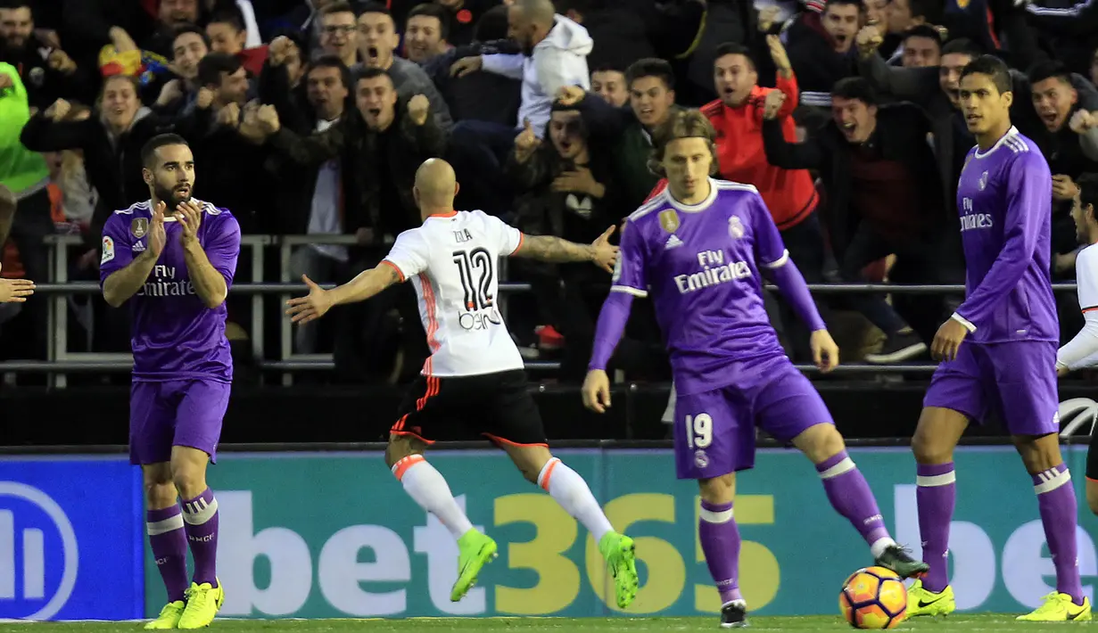 Pemain Valencia, Simone Zaza (2kiri) membuka keunggulan timnya pada menit ke 4' lewat tembakan dari kotak penalti pada lanjutan La Liga Spanyol di Mestalla stadium, Valencia, (22/2/2017). Valencia menang 2-1. (AP/Alberto Saiz)