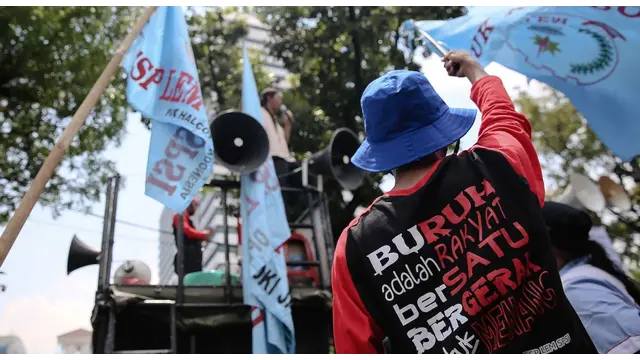 Gubernur DKI Jakarta Basuki Tjahaja Purnama atau Ahok mempersilakan buruh berunjuk rasa di depan Balai Kota Jakarta. Ahok bahkan meminta untuk diputarkan lagu dangdut yang paling enak.
