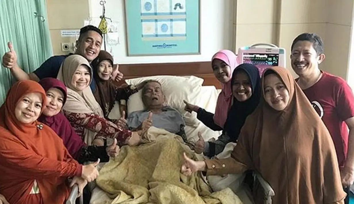 Sejak ayahnya menjalani pengobatan di rumah sakit, Irfan pun setiap malam menyempatkan waktunya untuk pulang ke Bandung. Namun Irfan tak ada di sisinya saat sang ayah hembuskan napas terakhir. (Instagram/irfanhakim75)