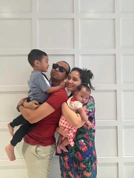 Bersama suami dan kedua anaknya, Nagita Slavina unggah foto dirinya tanpa mengenakan hijab [@raffinagita1717]