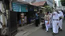 Siswa SMP N 104 Jakarta mengamati banner di salah satu warung di kawasan Mampang Prapatan, Jakarta, Kamis (5/11). Aksi ini sebagai bentuk kesadaran tentang ancaman adiksi rokok terhadap anak-anak di sekolah melalui iklan (Liputan6.com/Gempur M Surya)