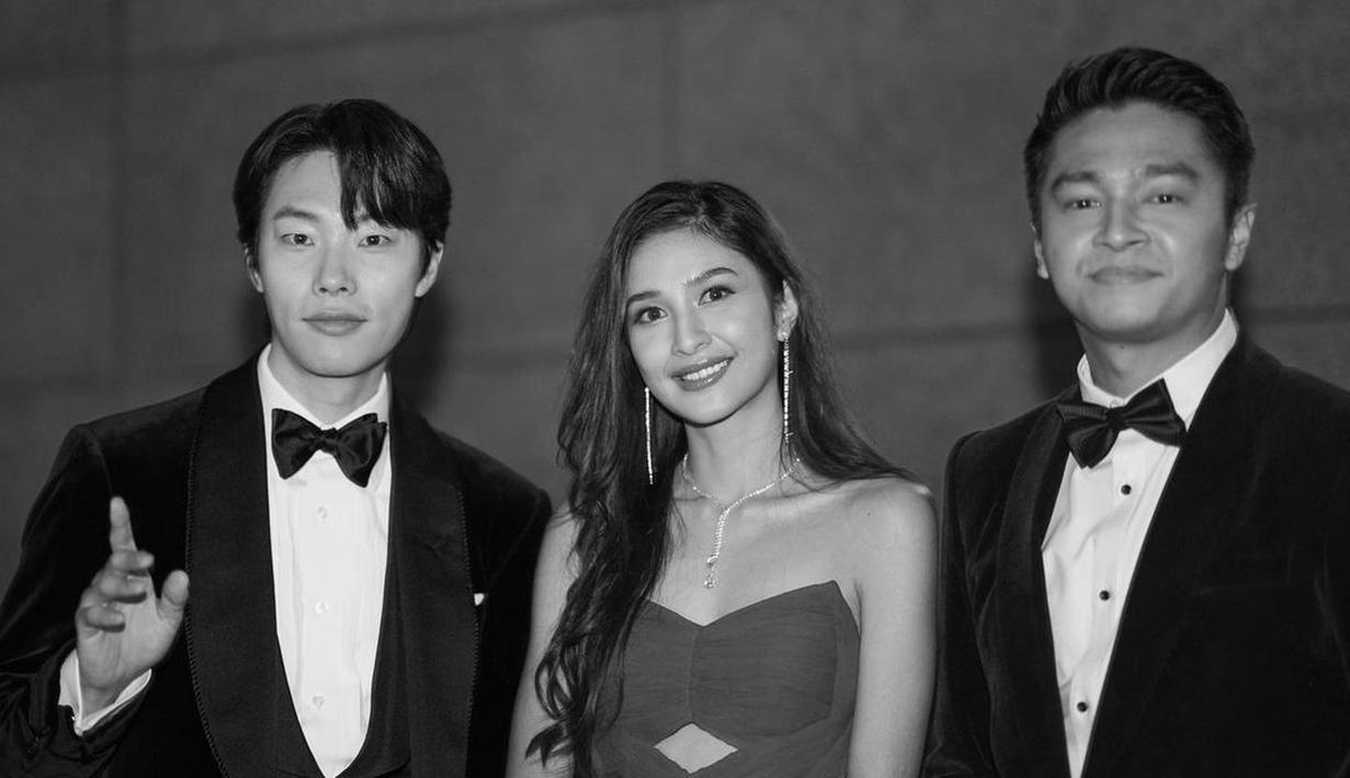 Dekat tidak ada jarak, foto Mikha Tambayong dan Deva Mahenra bareng Ryun Jun Yeol ini curi perhatian. Tidak foto bareng satu artis Korea Selatan, Mikha dan Deva foto bareng tiga artis Korea Selatan, salah satunya Ryun Jun Yeol. Hadiri Busan International Film Festival (BIFF 2022) tentunya menjadi kesempatan Mikha Tambayong bertemu dengan sederet artis papan atas negeri Ginseng tersebut. (Liputan6.com/IG/@miktambayong)