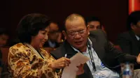Ketua Komite Olimpiade Indonesia, Rita Subowo (kiri) berbincang dengan Wakil Ketua Umum PSSI, La Nyalla Mattalitti di sela-sela pembukaan Kongres Tahunan PSSI di Hotel Borobudur, Jakarta (4/1/2015). (Liputan6.com/Helmi Fithriansyah)