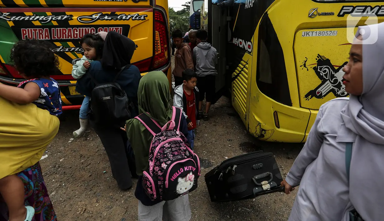 Menurutnya, arus balik yang masuk ke melalui Terminal Lebak Bulus ini datang secara bertahap setiap harinya dan jumlahnya juga masih sangat sedikit.  (Liputan6.com/Johan Tallo)