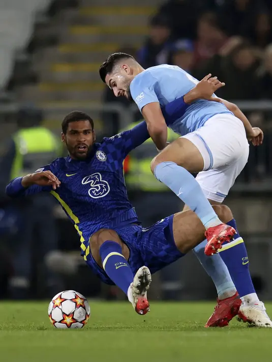 Gelandang Chelsea, Ruben Loftus-Cheek berebut bola penyerang Malmo, Antonio Čolak pada matchday keempat Grup H Liga Champions di Eleda Stadion, Rabu (3/11/2021) dini hari WIB. Hakim Ziyech membawa Chelsea menang dengan skor tipis 1-0 atas Malmo. (Andreas Hillergren/TT News Agency via AP)