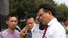 Kuasa hukum Rachmawati Soekarnoputri, Yusril Ihza Mahendra (kanan) menjawab pertanyaan wartawan terkait penangkapan sejumlah tokoh dalam kasus dugaan makar di Mako Brimob Kelapa Dua, Depok, Jawa Barat, Jumat (2/12). (Liputan6.com/Herman Zakharia)