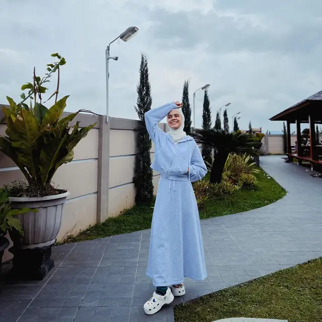 Outfit Sweater dan Rok