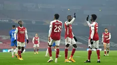 Gelandang Arsenal, Nicolas Pepe (ketiga kanan) berselebrasi dengan rekan-rekannya usai mencetak gol ke gawang Molde pada pertandingan grup B Liga Europa di Emirates Stadium di London (5/11/2020). Arsenal menang telak atas Molde 4-1. (AFP/Glyn Kirk)