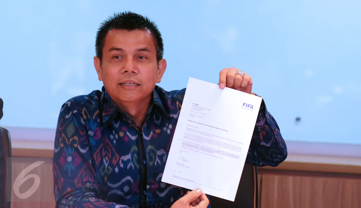 Wakil Ketua Umum PSSI, Hinca Panjaitan menunjukkan surat pencabutan sanksi PSSI dari FIFA saat memberikan keterangan di Jakarta, Senin (16/5/2016). PSSI akan segera berkoordinasi untuk kembali menjalankan roda organisasi. (Liputan6.com/Helmi Fithriansyah)
