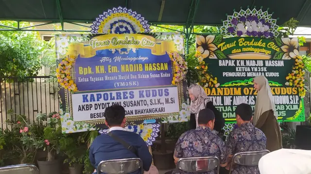 Karangan bunga ungkapan berbela sungkawa datang dari berbagai kalangan yang berjejerrapi di depan rumah duka. (Liputan6.com/Arief Pramono)